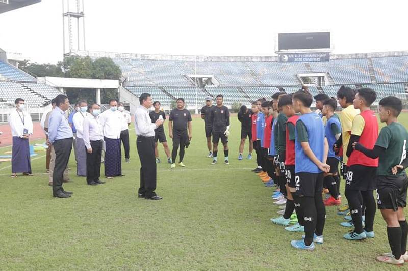 အားကစားနှင့် လူငယ်ရေးရာဝန်ကြီးဌာနပြည်ထောင်စု ဝန်ကြီး ဦးမင်းသိန်းဇံသည် ရန်ကုန်မြို့ရှိ အားကစားကွင်း အသီးသီးတွင် လေ့ကျင့်နေသော အားကစားသမားများအား လိုက်လံကြည့်ရှု စစ်ဆေး
