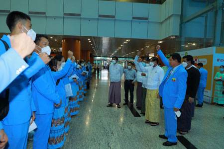 (၃၁)ကြိမ်မြောက် အရှေ့တောင်အာရှအားကစား ပြိုင်ပွဲသို့ ဝင်ရောက်ယှဉ်ပြိုင်ရန် မြန်မာနိုင်ငံ အိုလံပစ်ကော်မတီဥက္ကဋ္ဌ၊ အားကစားနှင့်လူငယ်ရေးရာဝန်ကြီးဌာန ပြည်ထောင်စုဝန်ကြီး ဦးမင်းသိန်းဇံနှင့်အတူ မြန်မာအားကစားအဖွဲ့ ဗီယက်နမ်နိုင်ငံသို့ထွက်ခွာ