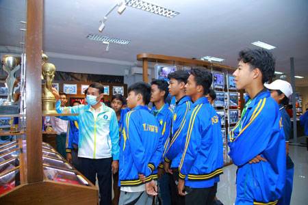 <strong>မကွေးတိုင်းဒေသကြီးအသင်းမှ အုပ်ချုပ်သူ/နည်းပြများနှင့် အားကစားသမားများမြန်မာ့အားကစားလှုပ်ရှားမှုများပြခန်းသို့ လာရောက်ကြည့်ရှုလေ့လာ</strong>