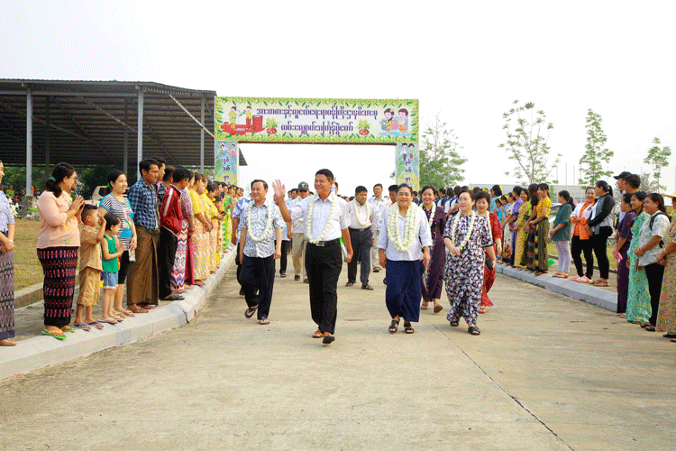 ပြည်ထောင်စုဝန်ကြီး ဦးမင်းသိန်းဇံ ဝန်ကြီးဌာန မိသားစု လမ်းလျှောက်သင်္ကြန်ပွဲတော်နှင့် နေပြည်တော် အားကစားလေ့ကျင့်ရေးစခန်း အားကစားမောင်မယ်များ အတာသင်္ကြန်ပွဲတော်သို့ တက်ရောက်သည့်သတင်း