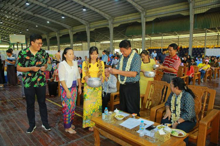 ပြည်ထောင်စုဝန်ကြီး ဦးမင်းသိန်းဇံ မဟာသင်္ကြန်အတက်နေ့ ဝန်ထမ်းမိသားစု လမ်းလျှောက်သင်္ကြန်နှင့် အရာထမ်း၊ အမှုထမ်းများအား ကံစမ်းမဲဖောက်ခြင်း အခမ်းအနားသို့ တက်ရောက်သည့်သတင်း