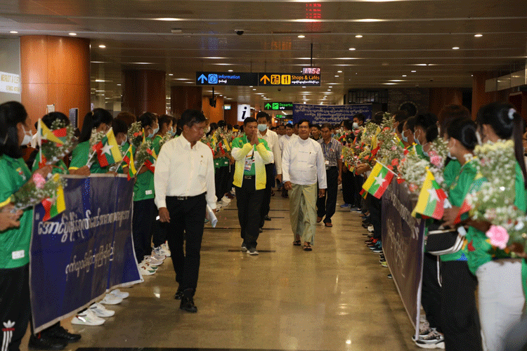 မြန်မာနိုင်ငံအိုလံပစ်ကော်မတီဥက္ကဌ အားကစားနှင့်လူငယ်ရေးရာဝန်ကြီးဌာန ပြည်ထောင်စုဝန်ကြီး ဦးမင်းသိန်းဇံနှင့်အတူ (၃၂)ကြိမ်မြောက် အရှေ့တောင်အာရှအားကစားပြိုင်ပွဲ၌ နိုင်ငံ့ဂုဏ်ဆောင်ခဲ့ကြသည့် အားကစားသမားများ ပြန်လည် ရောက်ရှိကြိုဆိုသည့်သတင်း