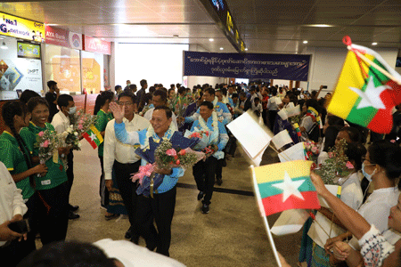 မြန်မာနိုင်ငံအိုလံပစ်ကော်မတီအထွေထွေအတွင်းရေးမှူး အားကစားနှင့်လူငယ်ရေးရာဝန်ကြီးဌာန ဒုတိယဝန်ကြီး ဦးမျိုးလှိုင်နှင့်အတူ (၃၂)ကြိမ်မြောက် အရှေ့တောင်အာရှအားကစားပြိုင်ပွဲ၌ နိုင်ငံ့ဂုဏ်ဆောင်ခဲ့ကြသည့် အားကစားသမားများ ပြန်လည်ရောက်ရှိကြိုဆိုသည့်သတင်း