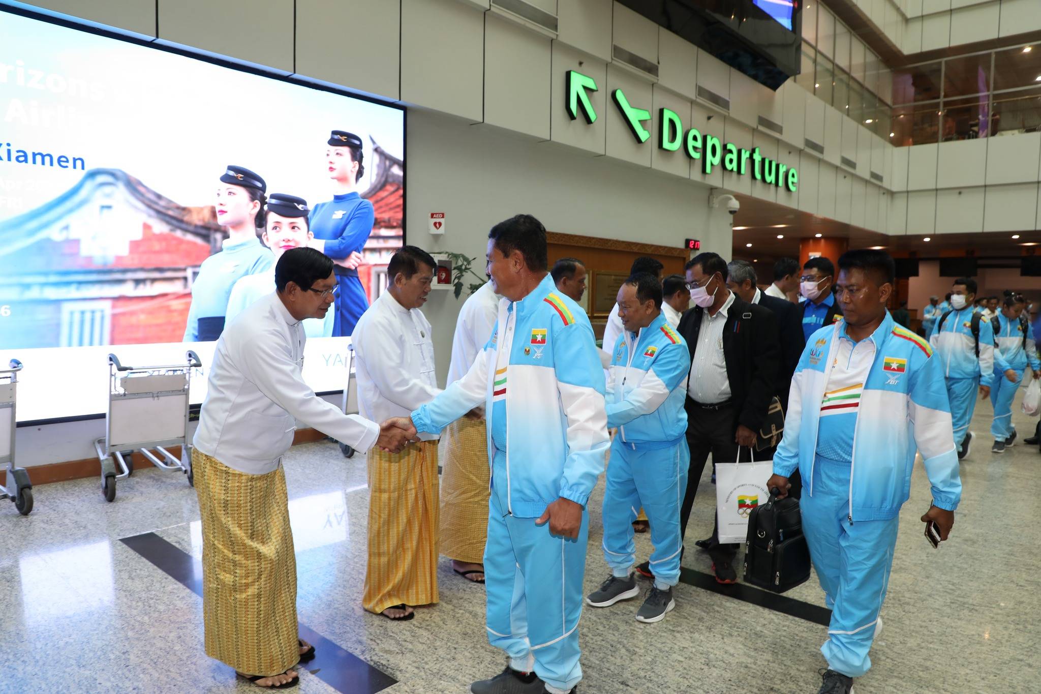 ပြည်ထောင်စုဝန်ကြီး ဦးမင်းသိန်းဇံနှင့် မြန်မာအားကစားသမားအဖွဲ (၃၂)ကြိမ်မြောက် အရှေ့တောင်အာရှ အားကစားပြိုင်ပွဲသို့တက်ရောက်ရန် ကမ္ဘောဒီးယားနိုင်ငံသို့ထွက်ခွာသည့်သတင်း