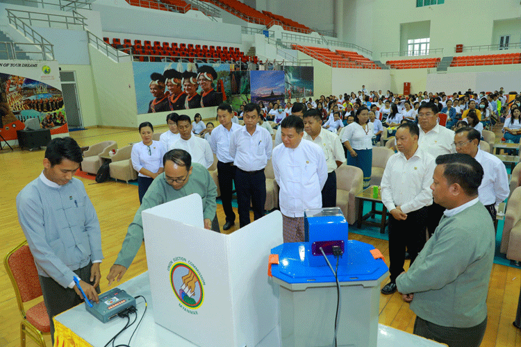 ပြည်ထောင်စုရွေးကောက်ပွဲကော်မရှင်က မြန်မာအီလက်ထရောနစ်မဲပေးစက်နှင့်စပ်လျဉ်းပြီး ဝန်ကြီးဌာနများအား ရှင်းလင်းပြသခြင်းနှင့် လက်တွေ့သရုပ်ပြ စမ်းသပ်မဲပေးခြင်းများဆောင်ရွက်