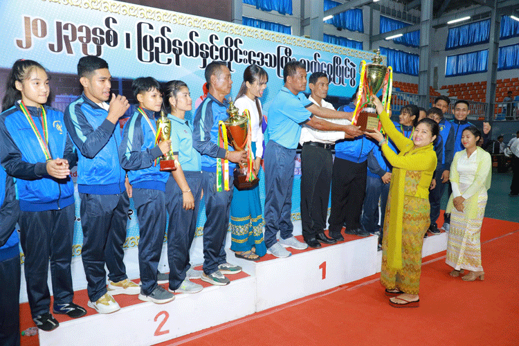 နိုင်ငံတော်စီမံအုပ်ချုပ်ရေးကောင်စီအဖွဲ့ဝင်များ ၂၀၂၃ခုနှစ် ပြည်နယ်နှင့်တိုင်းဒေသကြီး လက်ဝှေ့ပြိုင်ပွဲ ဗိုလ်လုပွဲနှင့် ဆုချီးမြှင့်ပွဲအခမ်းအနားသို့ တက်ရောက်ပြီး တံခွန်စိုက်ဆုဖလား ပေးအပ်ချီးမြှင့်