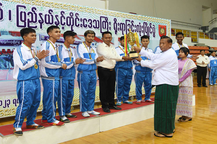 နိုင်ငံတော်စီမံအုပ်ချုပ်ရေးကောင်စီအဖွဲ့ဝင်များ ၂၀၂၃ ခုနှစ် ပြည်နယ်နှင့်တိုင်းဒေသကြီး ရိုးရာခြင်းလုံးပြိုင်ပွဲ ဆုချီးမြှင့်ပွဲအခမ်းအနားသို့ တက်ရောက်ချီးမြှင့်