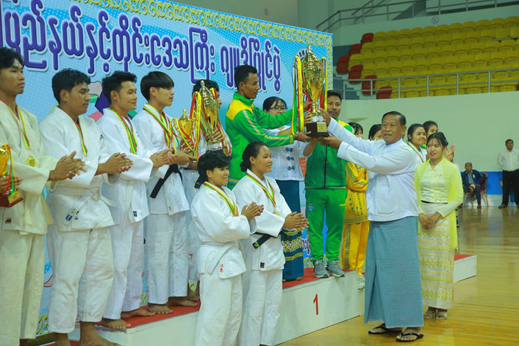 နိုင်ငံတော်စီမံအုပ်ချုပ်ရေးကောင်စီအဖွဲ့ဝင်များ ၂၀၂၃- ၂၀၂၄ ခုနှစ် ပြည်နယ်နှင့်တိုင်းဒေသကြီး ဂျူဒိုပြိုင်ပွဲ ဗိုလ်လုပွဲနှင့် ဆုချီးမြှင့်ပွဲအခမ်းအနား တက်ရောက်ကြည့်ရှုအားပေး