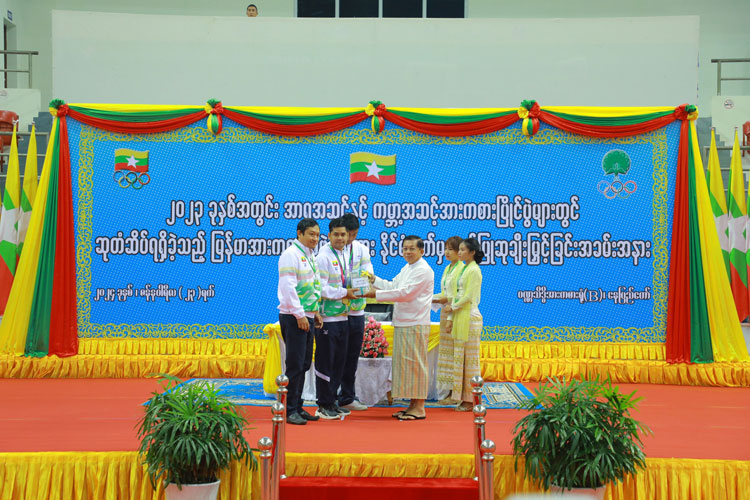 ၂၀၂၃ ခုနှစ်အတွင်း အာရှအဆင့်နှင့် ကမ္ဘာ့အဆင့်အားကစားပြိုင်ပွဲများတွင် ဆုတံဆိပ်ရရှိခဲ့သည့် မြန်မာအားကစားအဖွဲ့များအား နိုင်ငံတော်ကဂုဏ်ပြုဆုချီးမြှင့်