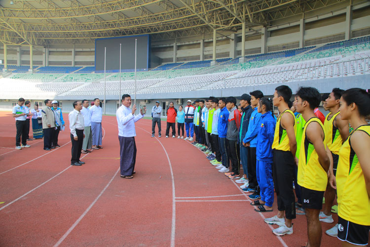 အားကစားနှင့်လူငယ်ရေးရာဝန်ကြီးဌာန၊ ပြည်ထောင်စုဝန်ကြီး ဦးမင်းသိန်းဇံ နေပြည်တော် အားကစားလေ့ကျင့်ရေးစခန်း (Gold Camp)၌ စခန်းဝင်လေ့ကျင့်လျက်ရှိသည့် ပဏာမလက်ရွေးစင် အားကစားသမားများနှင့် (Youth Camp)မှ လူငယ်အားကစားသမားများ၏ အားကစားနည်းအလိုက် လေ့ကျင့်မှုများအား ကြည့်ရှုစစ်ဆေးသည့်သတင်း