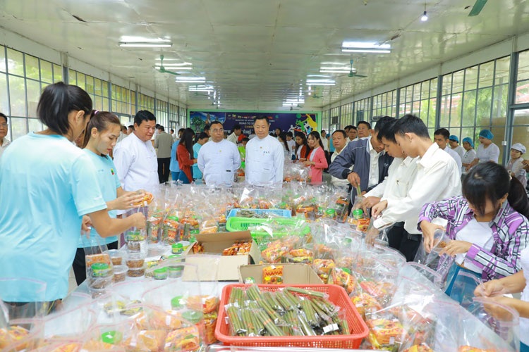 ရှေ့တန်းရောက် တပ်မတော်သားများနှင့်လုံခြုံရေးတပ်ဖွဲ့ဝင်များအတွက် အားကစားနှင့်လူငယ်ရေးရာဝန်ကြီးဌာန ဝန်ထမ်း မိသားစုများ ချက်ပြုတ်ကြော်လှော် ပြင်ဆင်ထားသည့် စားသောက်ဖွယ်ရာများအား ပေးပို့လှူဒါန်း