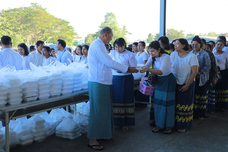 ပြည်ထောင်စုဝန်ကြီး Jeng Phang နော်တောင် အားကစားနှင့်လူငယ်ရေးရာ ဝန်ကြီးဌာန ဝန်ထမ်းမိသားစုဝင်များ၏ မြန်မာ့ရိုးရာ စုပေါင်းထမနဲထိုးပွဲတွင် ပါဝင်ဆင်နွှဲသည့်သတင်း