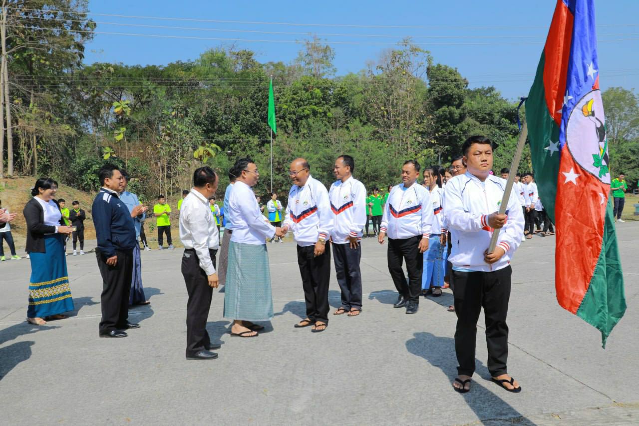 အားကစားနှင့်လူငယ်ရေးရာဝန်ကြီးဌာန၊ ဒုတိယဝန်ကြီး ဦးထိန်လင်း ပြည်ထောင်စုနေ့ အခမ်းအနားသို့ တက်ရောက်ရန် ရောက်ရှိလာသည့် တိုင်းဒေသကြီးနှင့် ပြည်နယ်များမှ တိုင်းရင်းသားရိုးရာ ယဉ်ကျေးမှုအဖွဲ့ဝင်များအား ရင်းရင်းနှီးနှီး ကြိုဆိုနှုတ်ဆက်