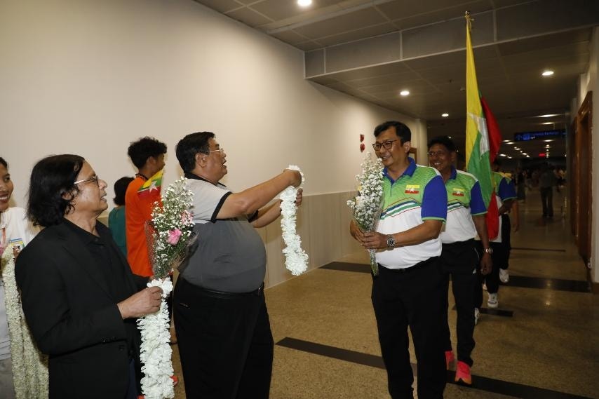 စင်္ကာပူဖိတ်ခေါ်ပြိုင်ပွဲတွင် ရွှေတံဆိပ်ဆု လေးခု ဆွတ်ခူးရရှိခဲ့သော မြန်မာပြေးခုန်ပစ်အဖွဲ့ ပြန်လည်ရောက်ရှိ ကြိုဆို
