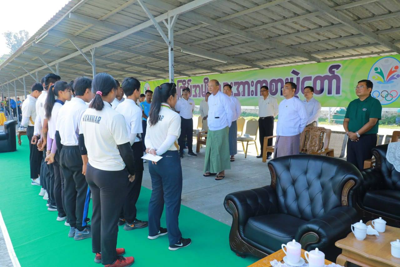 ပြည်ထောင်စုဝန်ကြီး Jeng Phang နော်တောင် ၃၃ ကြိမ်မြောက် အရှေ့တောင်အာရှအားကစားပြိုင်ပွဲ ဝင်ရောက်ယှဉ်ပြိုင်ရန် လေ့ကျင့်လျက်ရှိသည့် မြားပစ်အားကစားသမားများ၏ လက်ရည်ဆန်းစစ် မြားပစ်ပြိုင်ပွဲ ကြည့်ရှုသည့်သတင်း