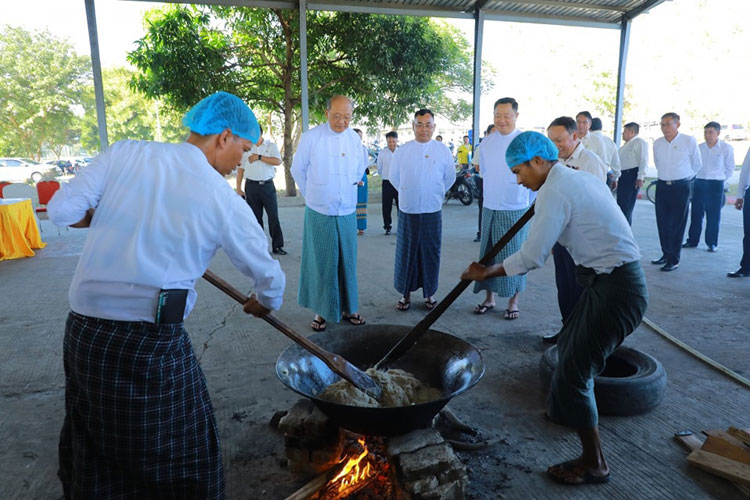 အားကစားနှင့် လူငယ်ရေးရာဝန်ကြီးဌာန၊ ပြည်ထောင်စုဝန်ကြီး Jeng Phang နော်တောင် အားကစားနှင့်လူငယ်ရေးရာ ဝန်ကြီးဌာန ဝန်ထမ်းမိသားစုဝင်များ၏ မြန်မာ့ရိုးရာ စုပေါင်းထမနဲထိုးပွဲတွင် ပါဝင်ဆင်နွှဲ