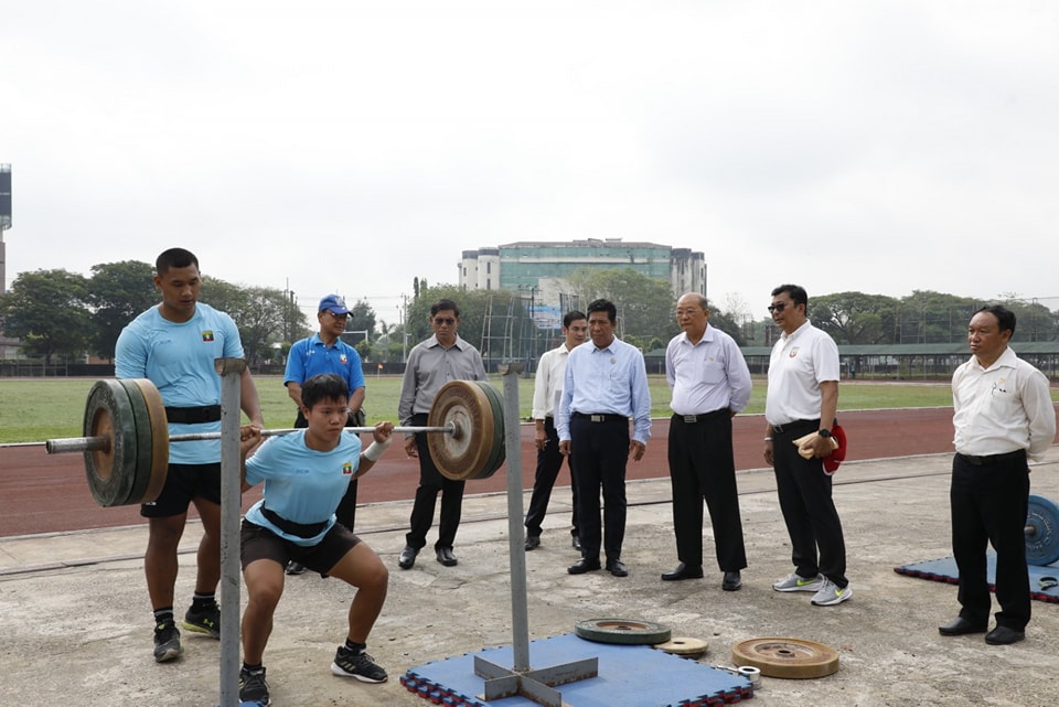 မြန်မာနိုင်ငံအိုလံပစ်ကော်မတီဥက္ကဌ အားကစားနှင့်လူငယ်ရေးရာဝန်ကြီးဌာန ပြည်ထောင်စုဝန်ကြီး Jeng Phang နော်တောင် ရန်ကုန်မြို့တွင် စခန်းဝင်လေ့ကျင့်နေသော အားကစားအဖွဲ့များအား လိုက်လံကြည့်ရှုစစ်ဆေး