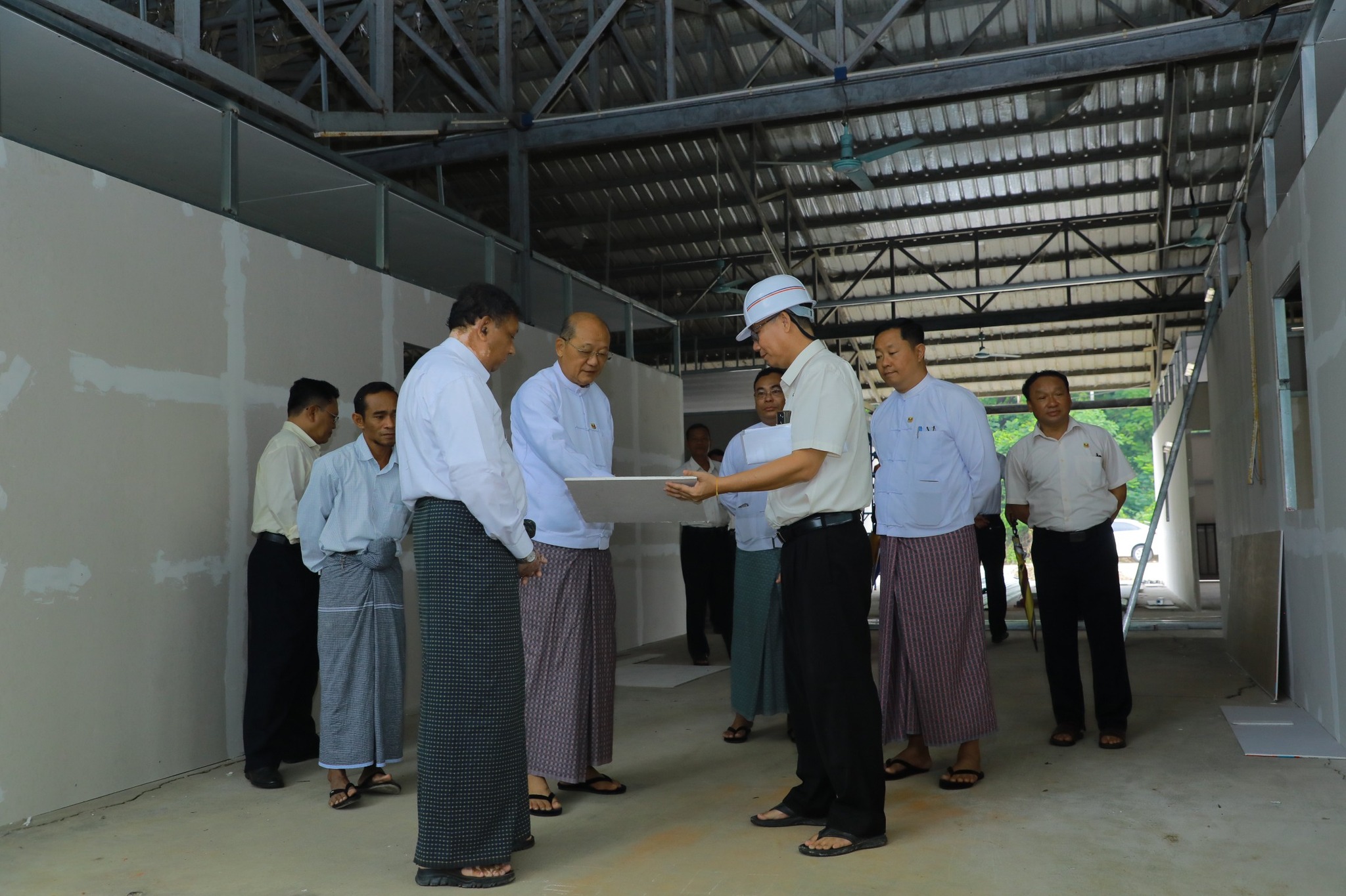 အားကစားနှင့်လူငယ်ရေးရာဝန်ကြီးဌာန ပြည်ထောင်စုဝန်ကြီး Jeng Phang နော်တောင် အားကစားနှင့်လူငယ်ရေးရာဝန်ကြီးဌာနမှ ပြင်းထန်ငလျင်ဘေးဒဏ်သင့် ဝန်ထမ်းများနေထိုင်ရန်အတွက် တည်ဆောက်လျက်ရှိသည့် ဘာရှာများအားလိုက်လံကြည့်ရှုစစ်ဆေး