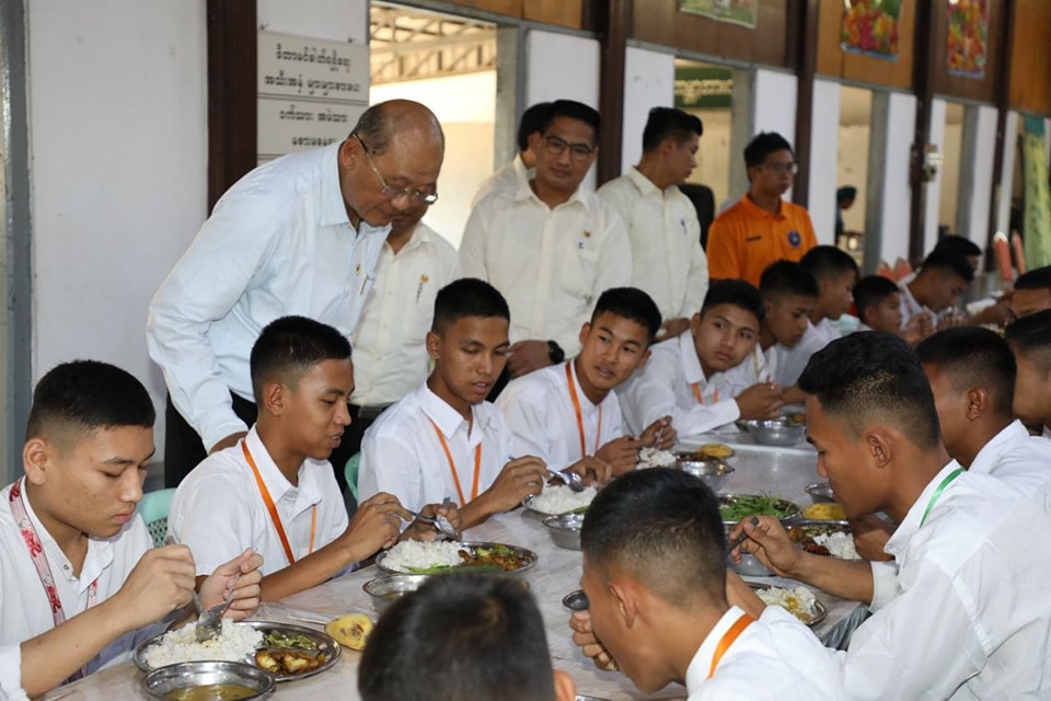 ပြည်ထောင်စုဝန်ကြီး Jeng Phang နော်တောင် ရန်ကုန်မြို့ရှိ အားကစားလေ့ကျင့်ရေးစခန်းများနှင့် အားကစားကွင်း/အားကစားရုံများ ကြည့်ရှုစစ်ဆေး၍ အားကစားနှင့် ကာယပညာသိပ္ပံ(ရန်ကုန်) ကျောင်းသား၊ ကျောင်းသူများနှင့်အတူ နေ့လယ်စာ စားသုံးသည့်သတင်း