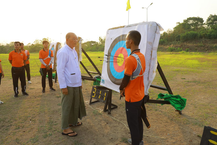 ပြည်ထောင်စုဝန်ကြီး Jeng Phang နော်တောင် (၃၃)ကြိမ်မြောက် အရှေ့တောင်အာရှ အားကစားပြိုင်ပွဲသို့ ဝင်ရောက်ယှဉ်ပြိုင်မည့် လက်ဝှေ့၊ အလေးမနှင့် မြားပစ်အားကစားအဖွဲ့များ၏ လေ့ကျင့်နေမှုများအား လိုက်လံကြည့်ရှုစစ်ဆေးသည့်သတင်း