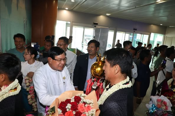 အောင်ပွဲရမြန်မာအမျိုးသမီးဘောလုံးအသင်းအားသောင်းသောင်းဖြဖြကြိုဆို