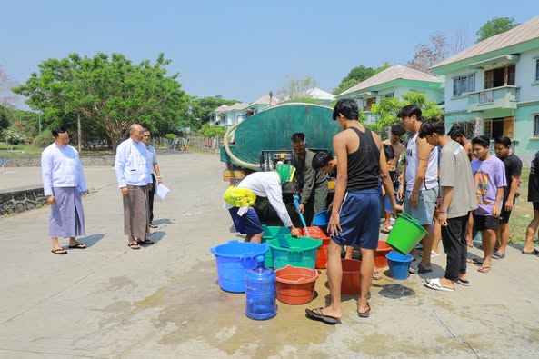 ပြည်ထောင်စုဝန်ကြီး Jeng Phang နော်တောင် ငလျင်ဒဏ်သင့် ဝန်ထမ်းများ၊ ဝန်ထမ်းမိသားစုများနှင့် အားကစားသမားများအတွက် သုံးရေဖြန့်ဝေပေးနေမှုများအား လိုက်လံကြည့်ရှု