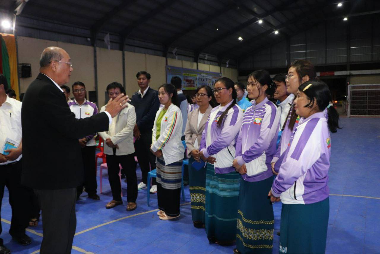 အားကစားနှင့်လူငယ်ရေးရာဝန်ကြီးဌာန၊ ပြည်ထောင်စုဝန်ကြီးJeng Phang နော်တောင် ရှမ်းပြည်နယ်အားကစားကွင်းတွင်ကျင်းပနေသည့် အလွတ်တန်းဘောလုံးပြိုင်ပွဲ ကြည့်ရှုအားပေး၍ အားကစားကွင်း/ရုံများ၊ အားကစားလေ့ကျင့်နေမှုများအား ကြည့်ရှုစစ်ဆေးကာ ဝန်ထမ်းများနှင့်တွေ့ဆုံအမှာစကားပြောကြား