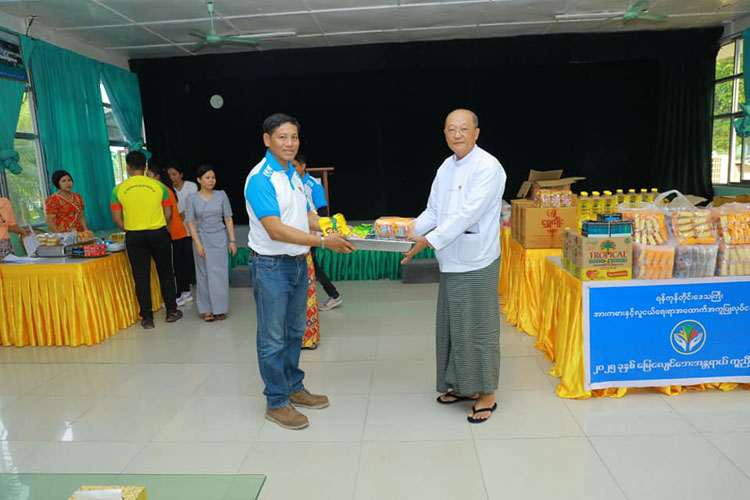 ပြည်ထောင်စုဝန်ကြီး Jeng Phang နော်တောင်ရန်ကုန်တိုင်းဒေသကြီး အားကစားအထောက်အကူပြုအဖွဲ့မှ အစားအသောက်ထောက်ပံ့ ပေးအပ်လှူဒါန်းခြင်းအခမ်းအနားနှင့် ဝန်ထမ်းများနှင့် ဝန်ထမ်းမိသားစုများအတွက် ယာယီနေယာထိုင်ခင်း စီစဉ်ဆောင်ရွက်ပေးထားမှုများအား လိုက်လံကြည့်ရှုစစ်ဆေး