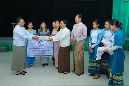 ဒုတိယဝန်ကြီး ဦးထိန်လင်း ငလျင်ဘေးသင့်ဝန်ထမ်းများ၊ ဝန်ထမ်းမိသားစုဝင်များနှင့် အားကစားအဖွဲ့များအား ထောက်ပံ့ငွေနှင့် ပစ္စည်းများ ပေးအပ်လှူဒါန်းပွဲ အခမ်းအနားသို့ တက်ရောက်သည့်သတင်း