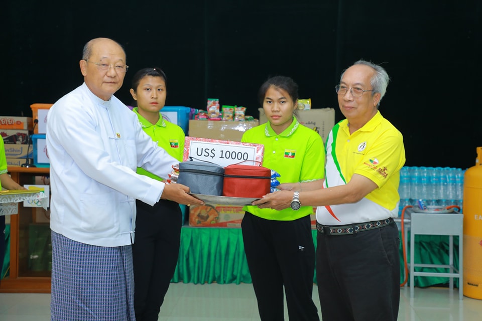 ပြည်ထောင်စုဝန်ကြီး Jeng Phang နော်တောင် မန္တလေးငလျင်ကြီးကြောင့် ထိခိုက်ခံစားခဲ့ရသည့် ဝန်ထမ်းများ၊ ဝန်ထမ်းမိသားစုဝင်များနှင့် အားကစားသမားများအား ထောက်ပံ့ငွေနှင့်ပစ္စည်းများ ပေးအပ်လှူဒါန်းသည့်သတင်း
