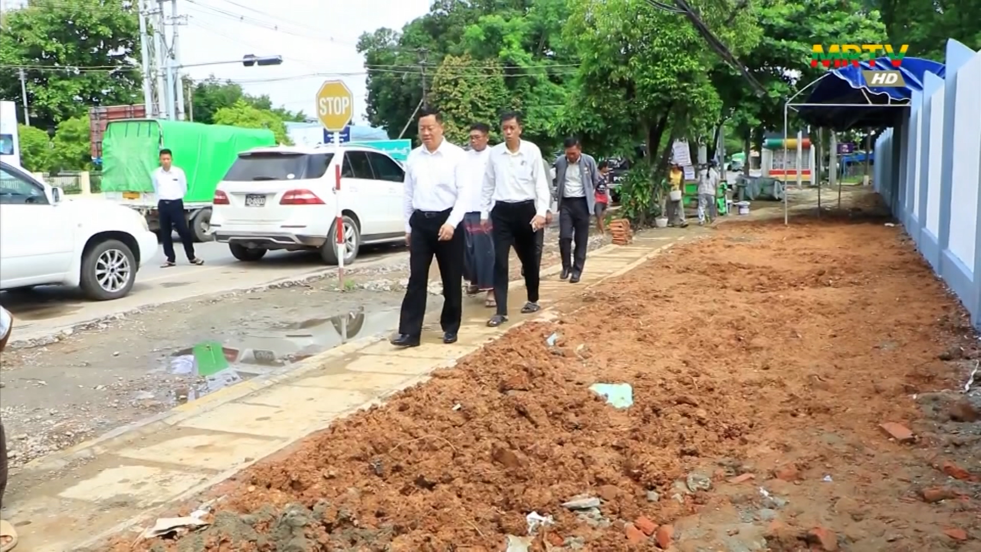 အားကစားနှင့် လူငယ်ရေးရာဝန်ကြီးဌာန၊ ဒုတိယဝန်ကြီး ဦးဇင်မင်းထက် ကရင်ပြည်နယ် ဘားအံမြို့၊ လှာကမြင်ရပ်ကွက်အတွင်း ဘက်စုံသုံး အားကစားရုံ ဆောက်လုပ်နေမှုအား လိုက်လံကြည့်ရှုစစ်ဆေးသည့်သတင်း