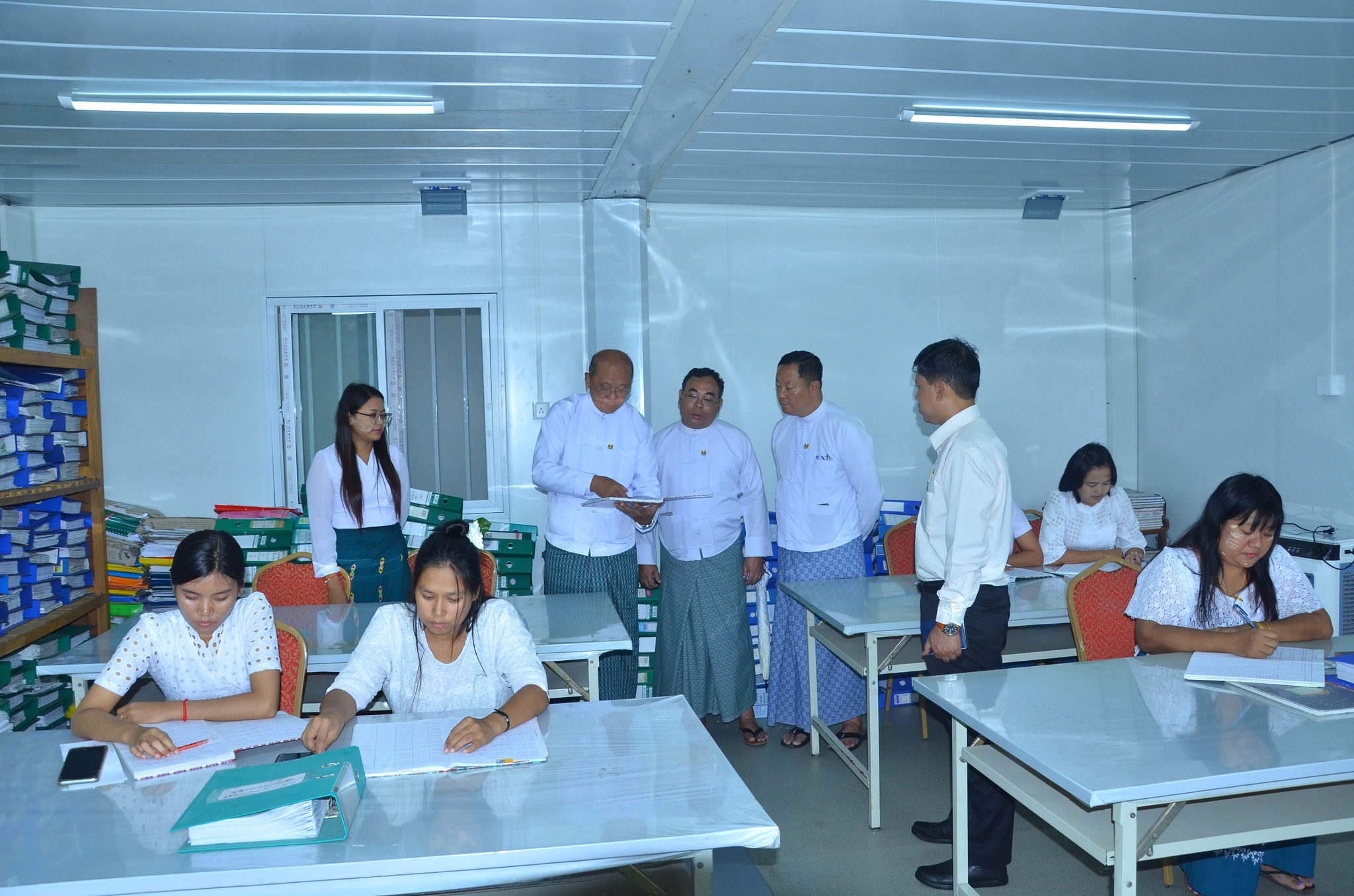 အားကစားနှင့် လူငယ်ရေးရာဝန်ကြီးဌာန၊ ပြည်ထောင်စုဝန်ကြီး Jeng Phang နော်တောင် နေပြည်တော် အားကစားလေ့ကျင့်ရေး စခန်း(Gold Camp) မိန်းဂိတ်ဝ ဘယ်/ညာရှိ (၂)ခန်းတွဲ (၄)ခန်းပါ Basha တည်ဆောက်ပြီးစီးမှု နှင့် ဝဏ္ဏသိဒ္ဓိအားကစားကွင်း၌ Prefabricated Offices များအား စစ်ဆေးသည့်သတင်း