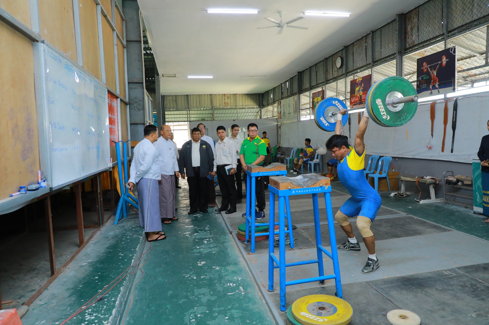 ပြည်ထောင်စုဝန်ကြီး Jeng Phang နော်တောင် (၃၃)ကြိမ်မြောက် အရှေ့တောင်အာရှ အားကစားပြိုင်ပွဲသို့ ဝင်ရောက်ယှဉ်ပြိုင်မည့် လက်ဝှေ့နှင့် အလေးမ အားကစားသမားများ၏ လေ့ကျင့်နေမှုအား ကြည့်ရှုအားပေးသည့်သတင်း