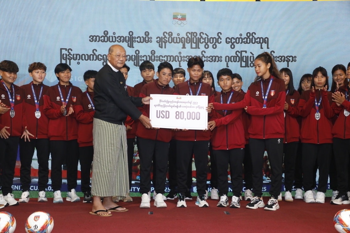 ပြည်ထောင်စုဝန်ကြီး Jeng Phang နော်တောင် ၂၀၂၅ အာဆီယံ အမျိုးသမီး ချန်ပီယံရှစ်ပ် ပြိုင်ပွဲတွင် ဒုတိယဆုရရှိခဲ့သည့် မြန်မာ့လက်ရွေးစင် အမျိုးသမီးဘောလုံးအသင်းအား ဂုဏ်ပြုပွဲအခမ်းအနား တက်ရောက်သည့်သတင်း