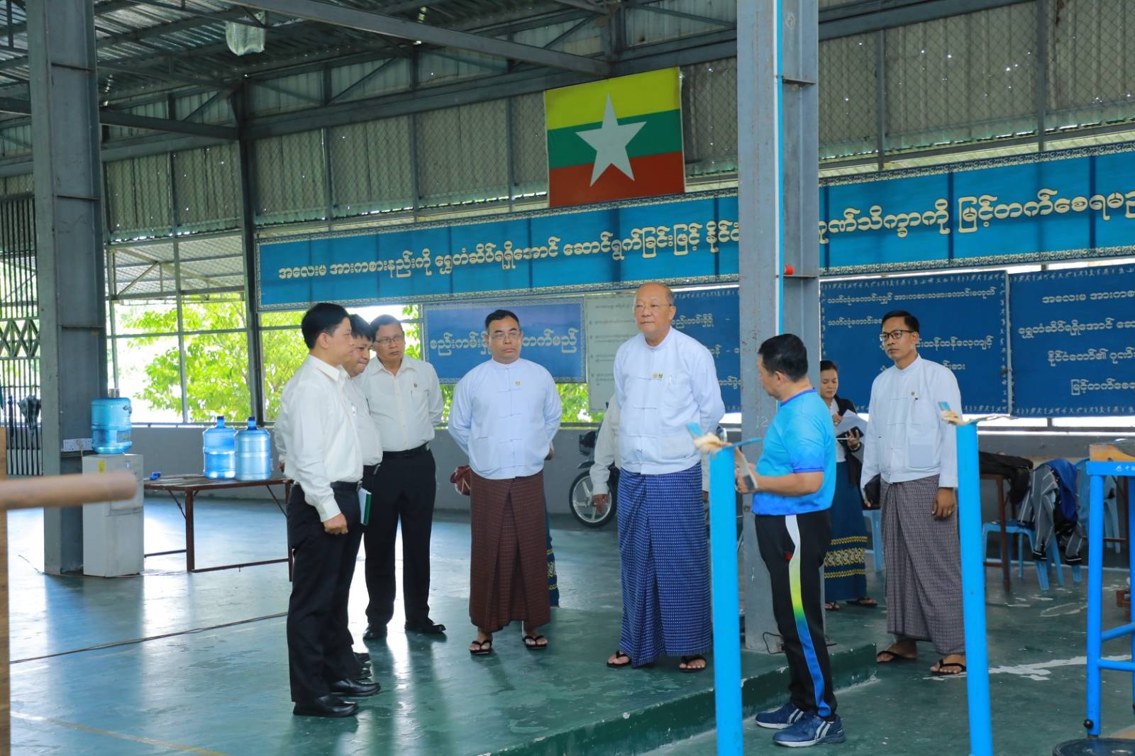 ပြည်ထောင်စုဝန်ကြီး Jeng Phang နော်တောင် (၃၃)ကြိမ်မြောက် အရှေ့တောင်အာရှ အားကစားပြိုင်ပွဲသို့ ဝင်ရောက်ယှဉ်ပြိုင်မည့် ပီတန်း၊ အလေးမနှင့် ပိုက်ကျော်ခြင်းအားကစားအဖွဲ့များ၏ လေ့ကျင့်နေမှုများနှင့် ရွှေကြာပင်အားကစားကွင်းအတွင်း Synthetic ပြေးလမ်းခင်းကျင်း ဆောင်ရွက်နေမှုများအား လိုက်လံကြည့်ရှုစစ်ဆေးသည့်သတင်း