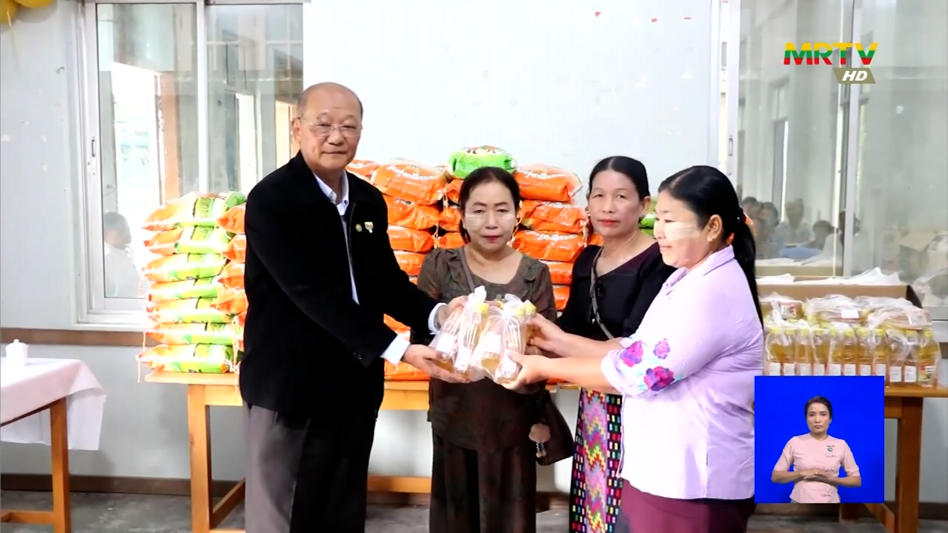 အားကစားနှင့်လူငယ်ရေးရာဝန်ကြီးဌာနနှင့် ဟိုတယ်နှင့်ခရီးသွားလာရေးဝန်ကြီးဌာန၊ ပြည်ထောင်စုဝန်ကြီး Jeng Phang နော်တောင် ကချင်ပြည်နယ်ရှိ အားကစားအဆောက်အဦများနှင့် အသက်(၂၅)နှစ်အောက် (အမျိုးသမီး) ဘောလုံးအသင်း လေ့ကျင့်နေမှုကို ကြည့်ရှုစစ်ဆေးပြီး နေရပ်စွန့်ခွာ အိမ်ထောင်စုများအား စားသောက်ကုန်နှင့် အားကစားလေ့ကျင့်ရေးပစ္စည်းများ ထောက်ပံ့ပေးအပ်