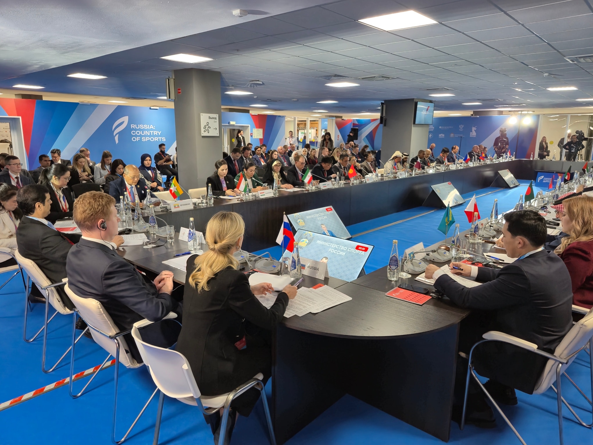 မြန်မာနိုင်ငံအိုလံပစ်ကော်မတီ ဥက္ကဋ္ဌ၊ အားကစားနှင့်လူငယ်ရေးရာဝန်ကြီးဌာနနှင့် ဟိုတယ်နှင့်ခရီးသွားလာရေးဝန်ကြီးဌာန ပြည်ထောင်စုဝန်ကြီး Jeng Phang နော်တောင် ရုရှားဖက်ဒရေးရှင်းနိုင်ငံ၌ ကျင်းပပြုလုပ်ခဲ့သည့် (၁၃)ကြိမ်မြောက် အပြည်ပြည်ဆိုင်ရာ အားကစားဖိုရမ်သို့ တက်ရောက်