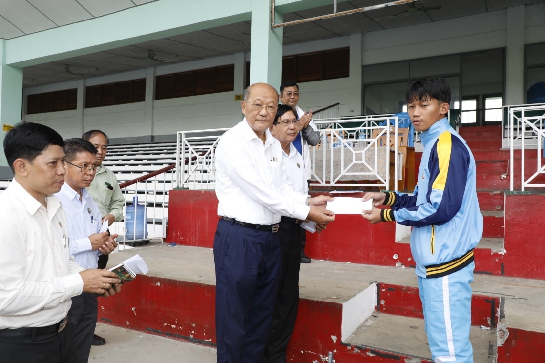 (၃၃)ကြိမ်မြောက်အရှေ့တောင်အာရှအားကစားပြိုင်ပွဲသို့ ဝင်ရောက်ယှဉ်ပြိုင်မည့် အားကစားအဖွဲ့များ အောင်မြင်မှုရရှိစေရေးနှင့် ပြိုင်ပွဲသို့ ဝင်ရောက်ယှဉ်ပြိုင်ရန် ရန်ကုန်တိုင်းဒေသကြီးမှ ရွေးချယ်ခံရသည့် အုပ်ချုပ်သူ/နည်းပြများနှင့် အားကစားသမားများအတွက် ရန်ကုန်တိုင်းဒေသကြီးမှ ထောက်ပံ့ချီးမြှင့်ငွေ ပေးအပ်သည့်အခမ်းအနားကျင်းပသည့်သတင်း