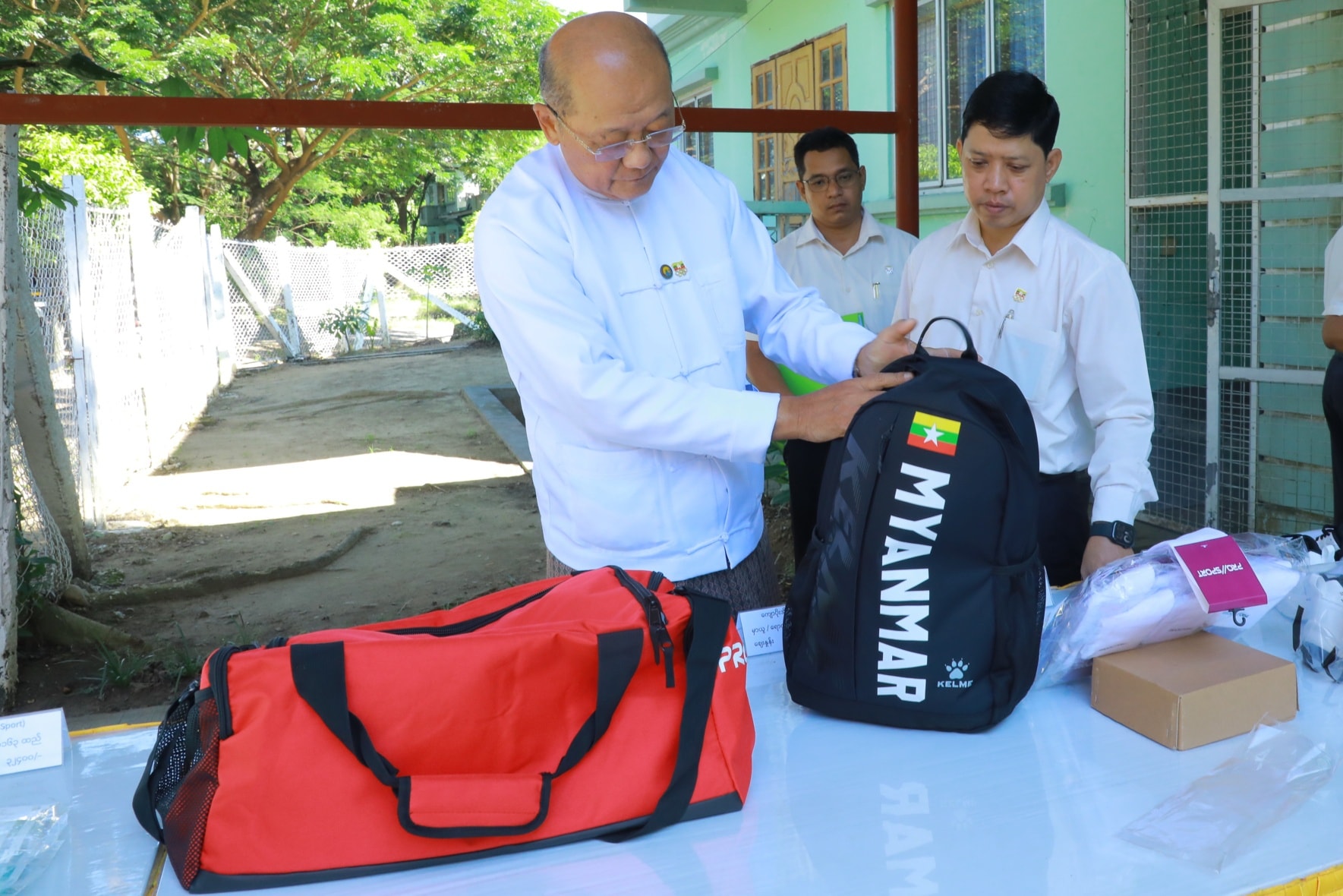 ပြည်ထောင်စုဝန်ကြီး Jeng Phang နော်တောင် (၃၃)ကြိမ်မြောက် အရှေ့တောင်အာရှ အားကစားပြိုင်ပွဲသို့ ဝင်ရောက်ယှဉ်ပြိုင်မည့် မြန်မာအားကစားအဖွဲ့၏ ပြိုင်ပွဲဝင် အသုံးအဆောင်ပစ္စည်းများ ဖွင့်ဖောက် စစ်ဆေးပြီးစီးမှု အခြေအနေနှင့် မန္တလေးငလျင်အပြီး ဝဏ္ဏသိဒ္ဓိအားကစားရုံ(A) ပြန်လည်ပြုပြင် ပြီးစီးမှုအခြေအနေအား ကြည့်ရှုစစ်ဆေး