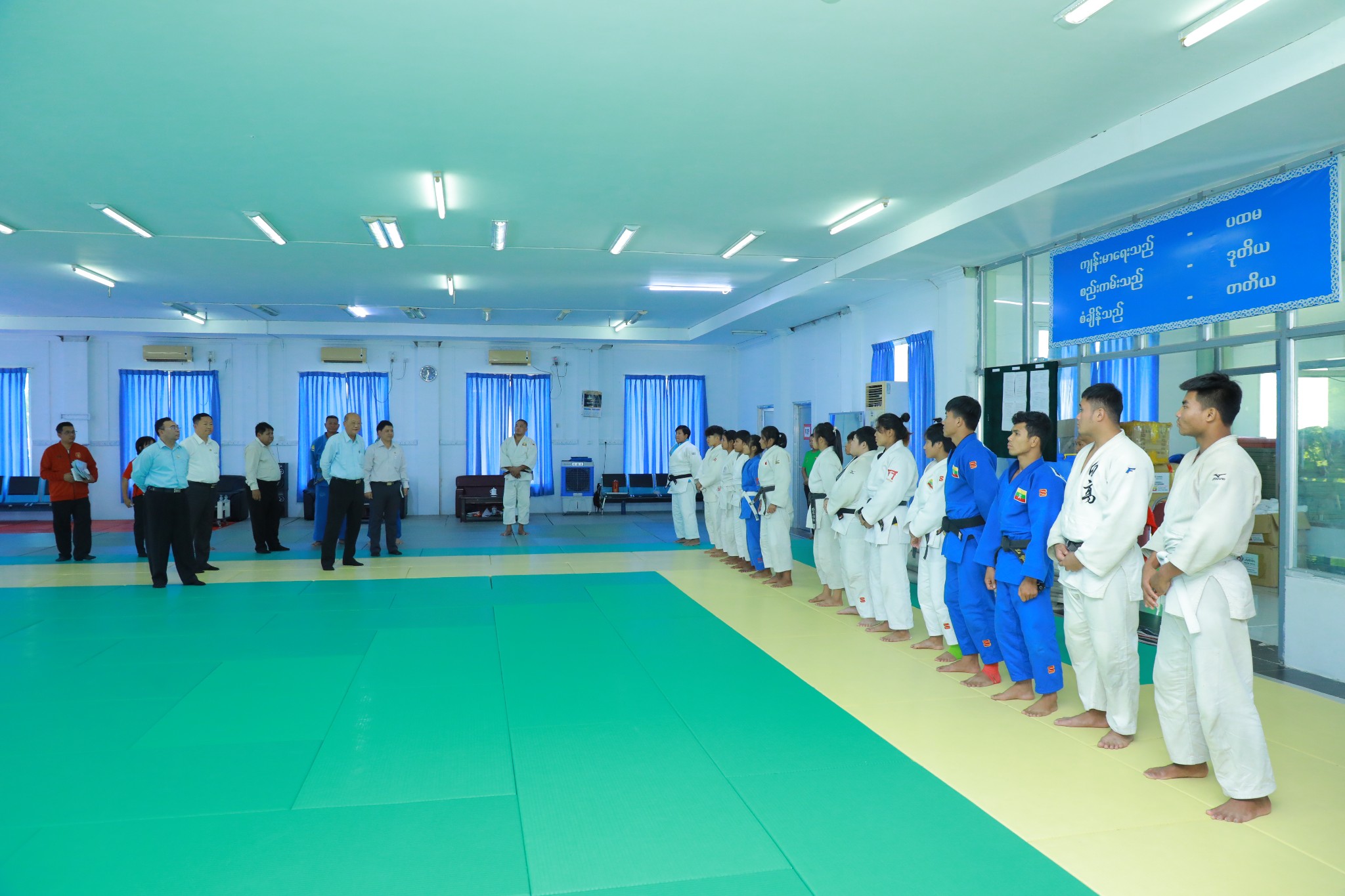 ပြည်ထောင်စုဝန်ကြီး Jeng Phang နော်တောင် (၃၃)ကြိမ်မြောက် အရှေ့တောင်အာရှအားကစားပြိုင်ပွဲသို့ ဝင်ရောက်ယှဉ်ပြိုင်မည့် ပီတန်း၊ အလေးမနှင့် ဂျူဒိုအားကစားသမားများ၏ လေ့ကျင့်နေမှုများအား လိုက်လံကြည့်ရှုအားပေး