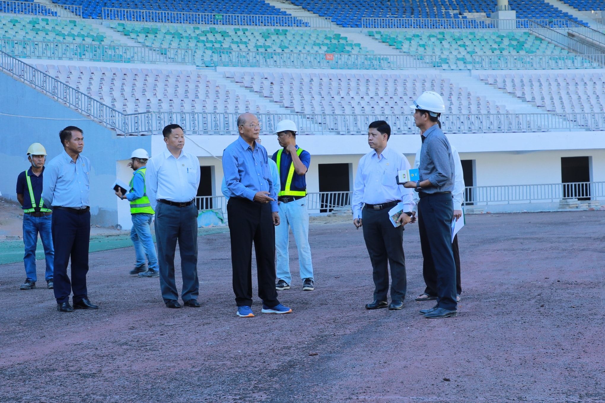 ပြည်ထောင်စုဝန်ကြီး Jeng Phang နော်တောင် မန္တလေးငလျင်အပြီး ဝဏ္ဏသိဒ္ဓိအားကစားကွင်း၊ အားကစားရုံ (A) နှင့် (B) တို့အား ပြန်လည်ပြုပြင်ဆောင်ရွက်နေမှု အခြေအနေများအား လိုက်လံကြည့်ရှု စစ်ဆေး