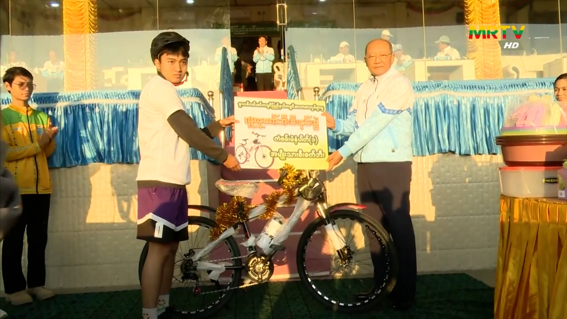 ပြည်ထောင်စုဝန်ကြီး Jeng Phang နော်တောင် မြစ်ကြီးနားမြို့၌ ကျင်းပသည့် မူးယစ်ကင်းစင် ကချင်ပြည်နယ်တစ်ခွင် အားကစားလှုပ်ရှားမှုအဖြစ် လူထုစုပေါင်း စက်ဘီးစီးနင်းပွဲနှင့် ဆုချီးမြှင့်ပွဲသို့ တက်ရောက်အားပေးချီးမြှင့်