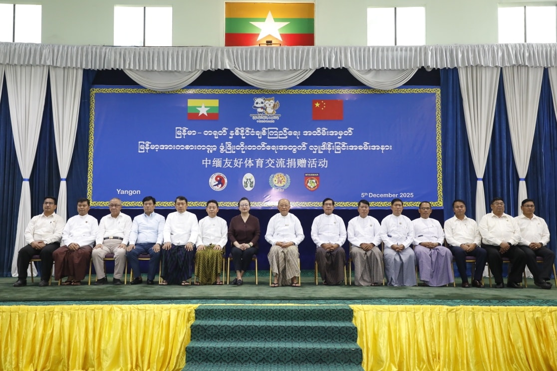 ပြည်ထောင်စုဝန်ကြီး Jeng Phang နော်တောင် (၃၃)ကြိမ်မြောက် အရှေ့တောင်အာရှအားကစားပြိုင်ပွဲ ဝင်ရောက်ယှဉ်ပြိုင်မည့် အားကစားအဖွဲ့များအား ကြည့်ရှုစစ်ဆေး၍ မြန်မာနိုင်ငံဆိုင်ရာ တရုတ်ပြည်သူ့ သမ္မတနိုင်ငံသံရုံးမှ မြန်မာအားကစားအဖွဲ့အား အလှူငွေပေးအပ်လှူဒါန်းသည့် အခမ်းအနားသို့ တက်ရောက်