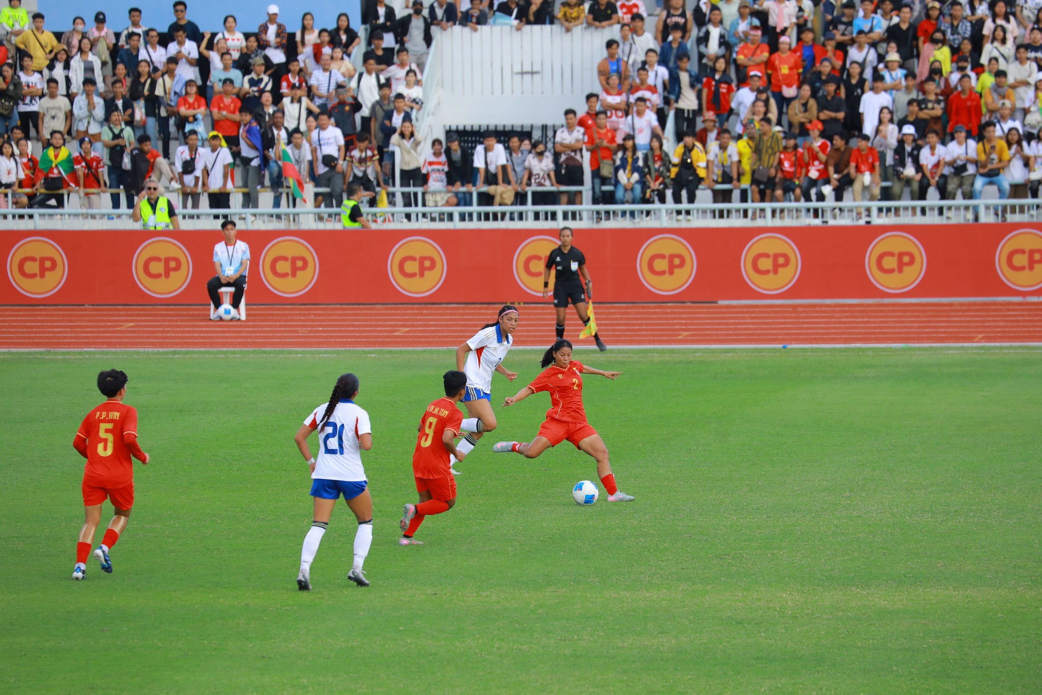 (၃၃) ကြိမ်မြောက် အရှေ့တောင်အာရှ အားကစားပြိုင်ပွဲ U-22 အမျိုးသားဘောလုံးနှင့် အမျိုးသမီးဘောလုံးပြိုင်ပွဲ မြန်မာအမျိုးသားအသင်းအုပ်စု(ဂ)နှင့် အမျိုးသမီးအသင်း အုပ်စု(ခ)၏ ပထမဦးဆုံး အုပ်စုပွဲစဉ်များအဖြစ် မြန်မာအမျိုးသား၊ အမျိုးသမီးအသင်းနှင့် ဖိလစ်ပိုင်အမျိုးသား၊ အမျိုးသမီးအသင်းတို့ အကြိတ်အနယ် ယှဉ်ပြိုင်