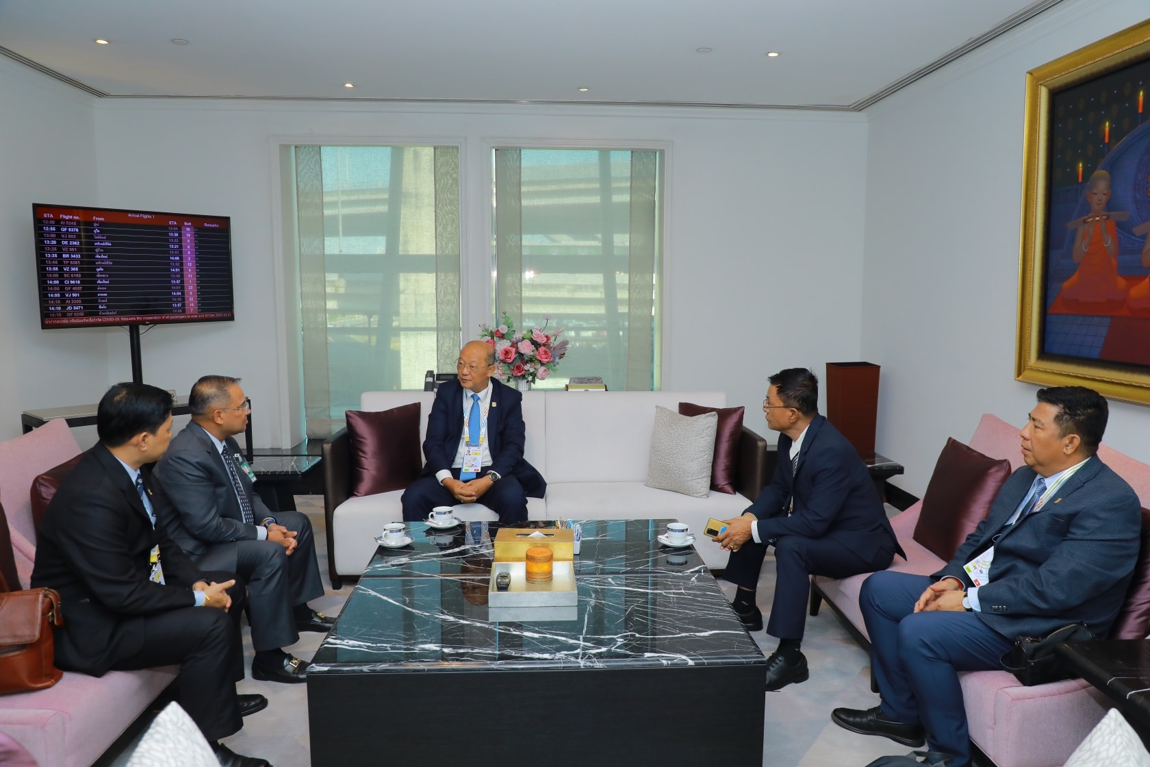 (၃၃)ကြိမ်မြောက် အရှေ့တောင်အာရှ အားကစားပြိုင်ပွဲသို့ ဝင်ရောက်ယှဉ်ပြိုင်ရန်အတွက် မြန်မာနိုင်ငံအိုလံပစ်ကော်မတီ ဥက္ကဋ္ဌ၊ အားကစားနှင့်လူငယ်ရေးရာဝန်ကြီးဌာနနှင့် ဟိုတယ်နှင့် ခရီးသွားလာရေးဝန်ကြီးဌာန ပြည်ထောင်စုဝန်ကြီး Jeng Phang နော်တောင်နှင့် မြန်မာအားကစားအဖွဲ့ ထိုင်းနိုင်ငံ ဗန်ကောက်မြို့သို့ရောက်ရှိ