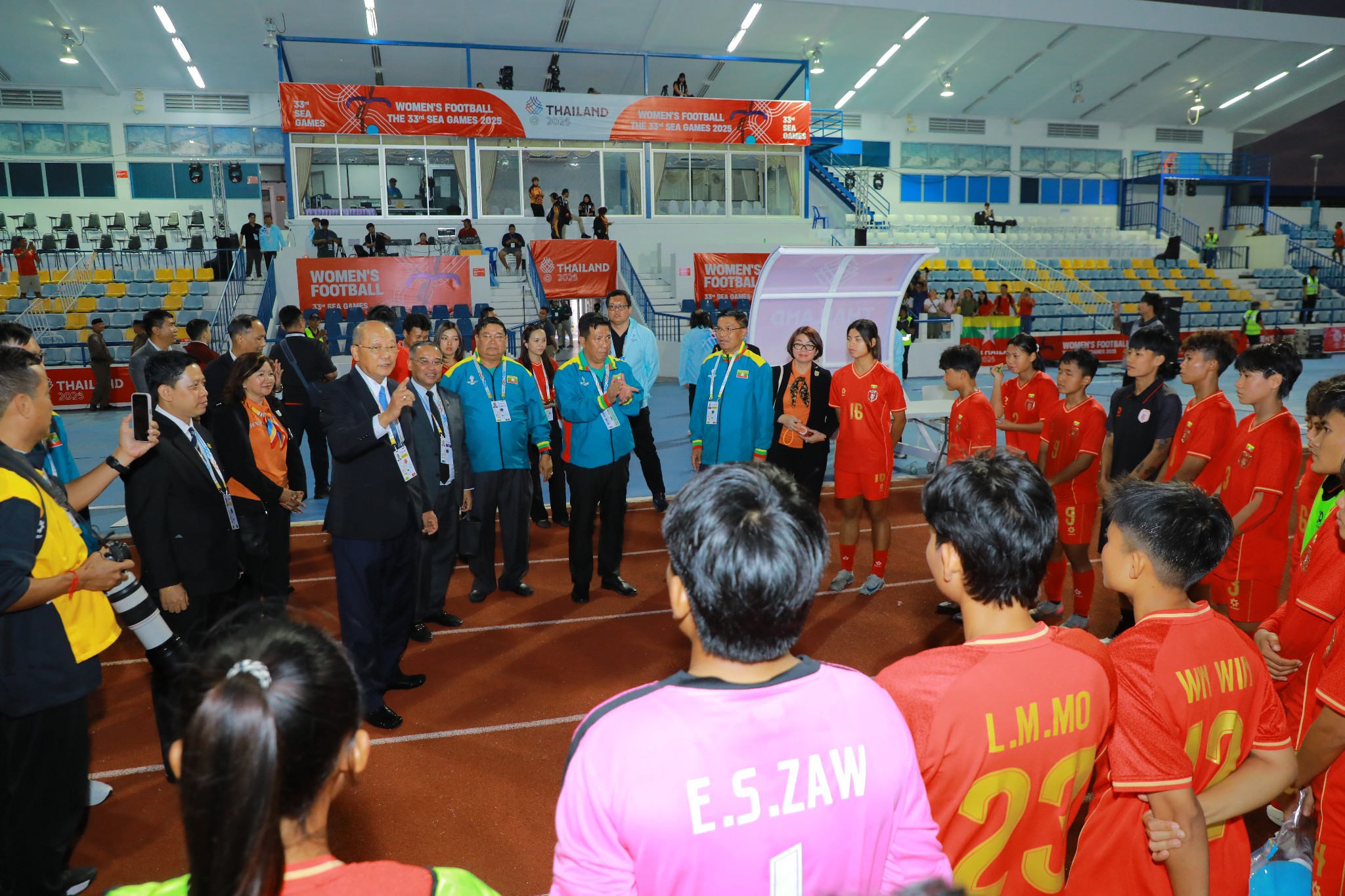 ပြည်ထောင်စုဝန်ကြီး Jeng Phang နော်တောင်၊ (၃၃)ကြိမ်မြောက် အရှေ့တောင်အာရှအားကစားပြိုင်ပွဲ ဘောလုံးအမျိုးသမီး အုပ်စု(ခ)၏ ဒုတိယပွဲစဉ်တွင် မြန်မာအသင်းနှင့် မလေးရှားအသင်းတို့ ယှဉ်ပြိုင်ကစားမှုအား ကြည့်ရှုအားပေး