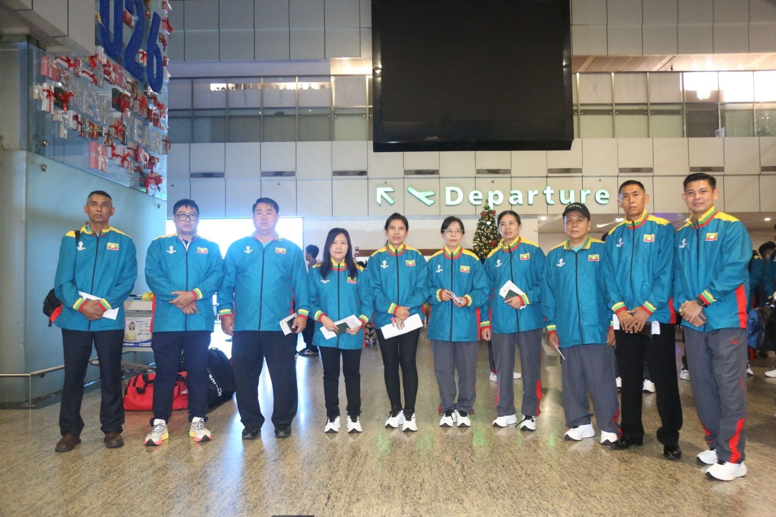 (၃၃)ကြိမ်မြောက်အရှေ့တောင်အာရှအားကစားပြိုင်ပွဲပါဝင်ယှဉ်ပြိုင်မည့် အားကစားအဖွဲ့ ၁၂ ဖွဲ့ မှ အုပ်ချုပ်/နည်းပြအားကစားသမားများနှင့်အတူ အုပ်ချုပ်မှုအဖွဲ့ ထိုင်းနိုင်ငံသို့ထွက်ခွာ