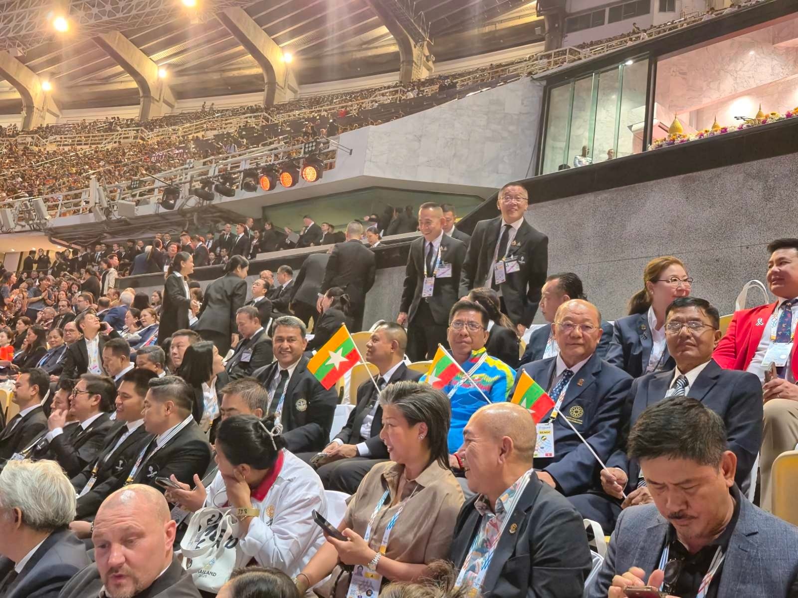 မြန်မာနိုင်ငံအိုလံပစ်ကော်မတီဥက္ကဋ္ဌ၊ အားကစားနှင့်လူငယ်ရေးရာဝန်ကြီးဌာနနှင့် ဟိုတယ်နှင့်ခရီးသွားလာရေးဝန်ကြီးဌာန ပြည်ထောင်စုဝန်ကြီး Jeng Phang နော်တောင်နှင့် မြန်မာအားကစားအဖွဲ့ (၃၃)ကြိမ်မြောက်အရှေ့တောင်အာရှအားကစားပြိုင်ပွဲ ဖွင့်ပွဲအခမ်းအနားသို့တက်ရောက်