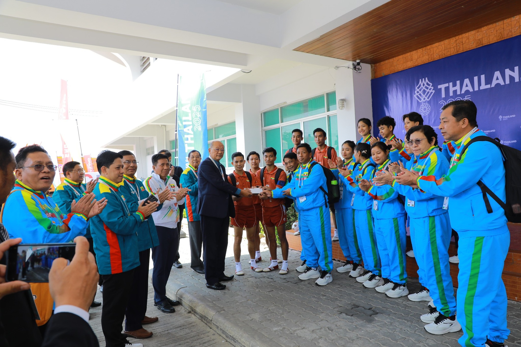 ပြည်ထောင်စုဝန်ကြီး Jeng Phang နော်တောင်၊ (၃၃)ကြိမ်မြောက် အရှေ့တောင်အာရှ အားကစားပြိုင်ပွဲ ရိုးရာခြင်းလုံး၊ ကွင်းသွင်းခြင်းခတ်နှင့် ခရစ်ကတ် (အမျိုးသား/အမျိုးသမီး) ပြိုင်ပွဲအုပ်စုပွဲစဉ်များ တက်ရောက်ကြည့်ရှုအားပေး