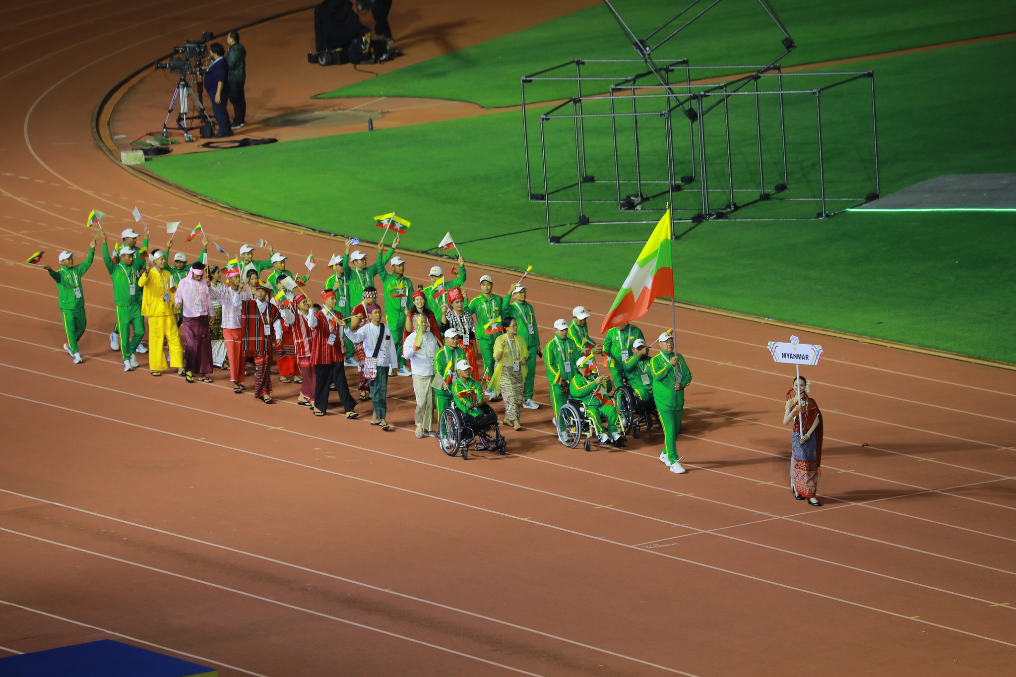 မြန်မာနိုင်ငံမသန်စွမ်းအားကစားအဖွဲ့ချုပ် ဥက္ကဋ္ဌ ဗိုလ်ချုပ်လှမိုး ဦးဆောင်သည့် မြန်မာမသန်စွမ်းအားကစားအဖွဲ့ (၁၃)ကြိမ်မြောက် အာဆီယံ မသန်စွမ်းအားကစားပြိုင်ပွဲ ဖွင့်ပွဲအခမ်းအနားသို့တက်ရောက်